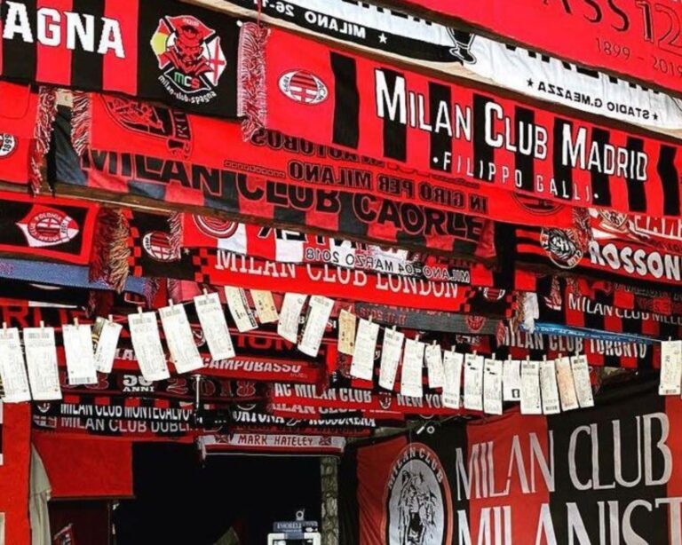 Milanistra šalovi u kafiću