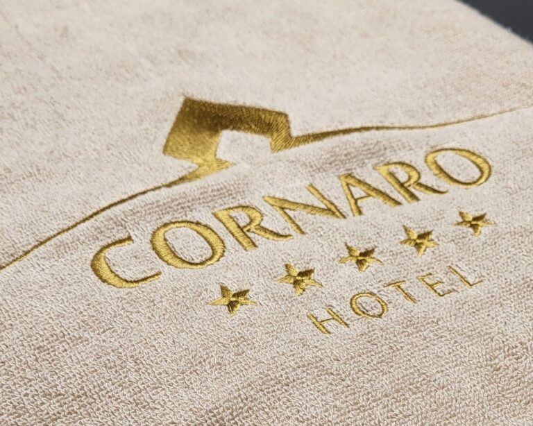strojni vez na ručnik Coronaro Hotel
